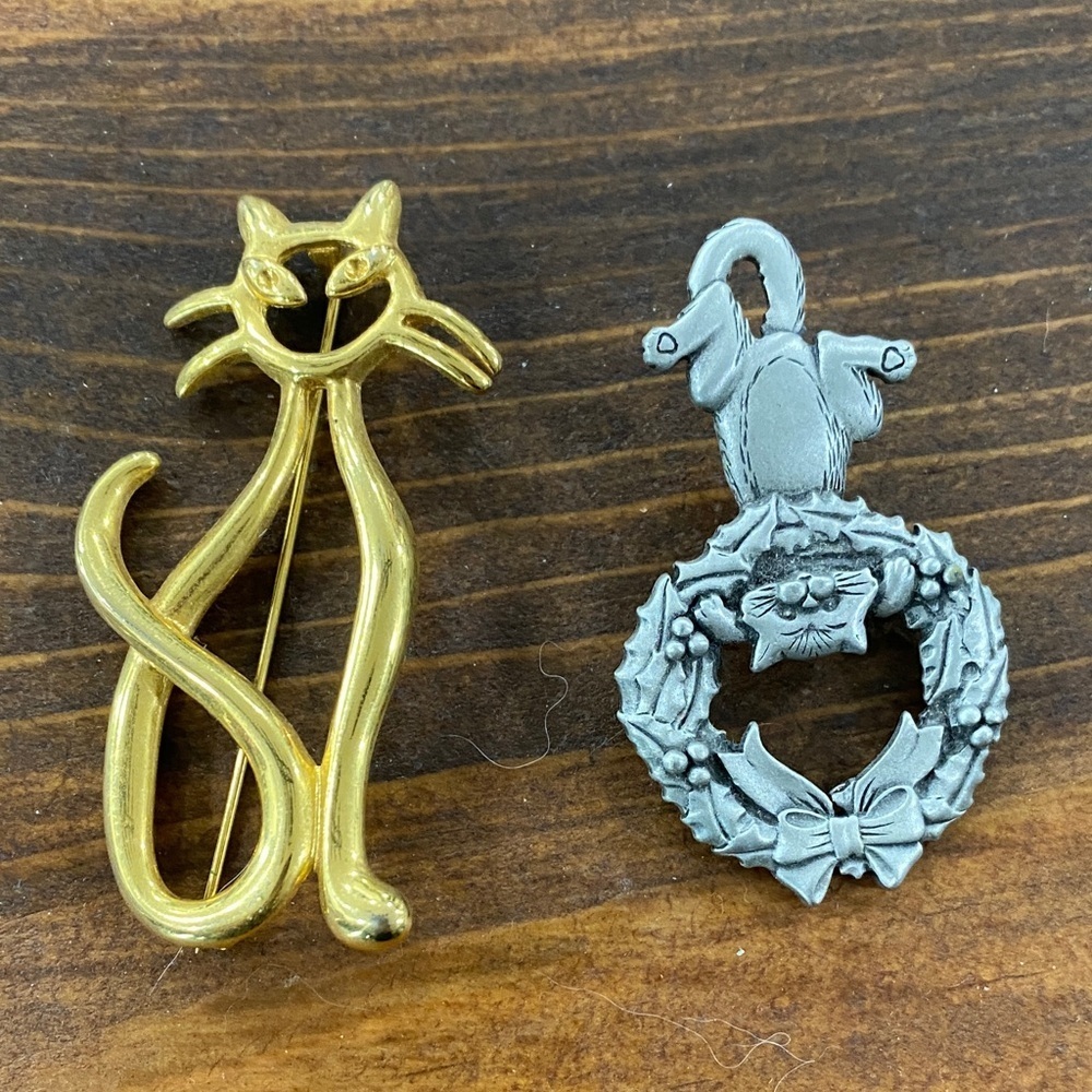 Vtg Siamese Cat brooch lapel pins gold tone and silver tone Christmas wreath